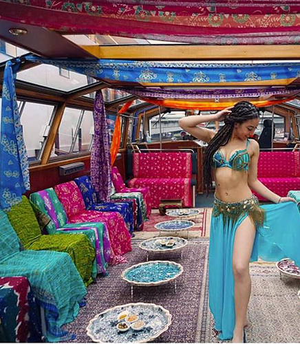 Alladin thema feest buikdanseres met slangen